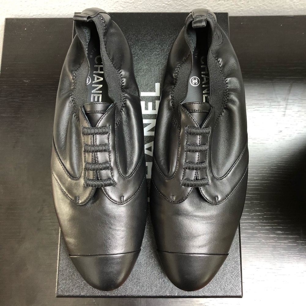 CHANEL Black Leather Ballet Flats with Cap Toe